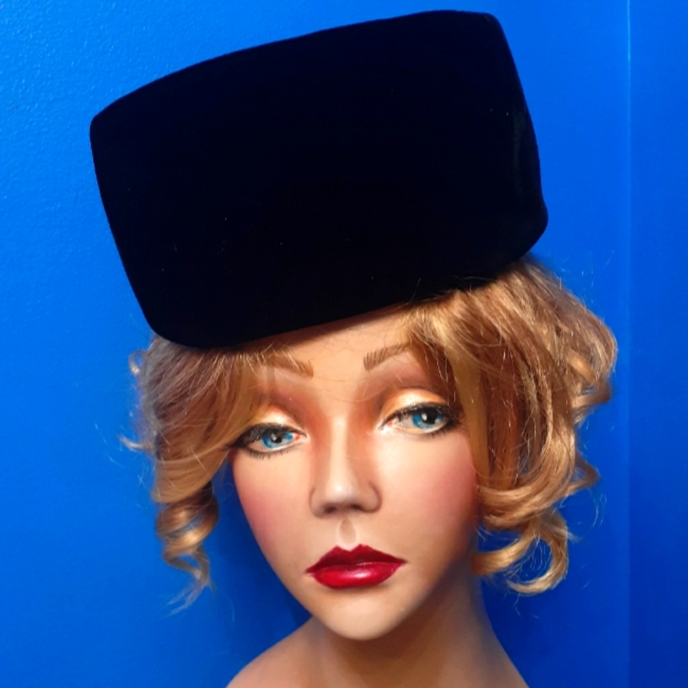 Vtg Evelyn Varon Black Velour Hat